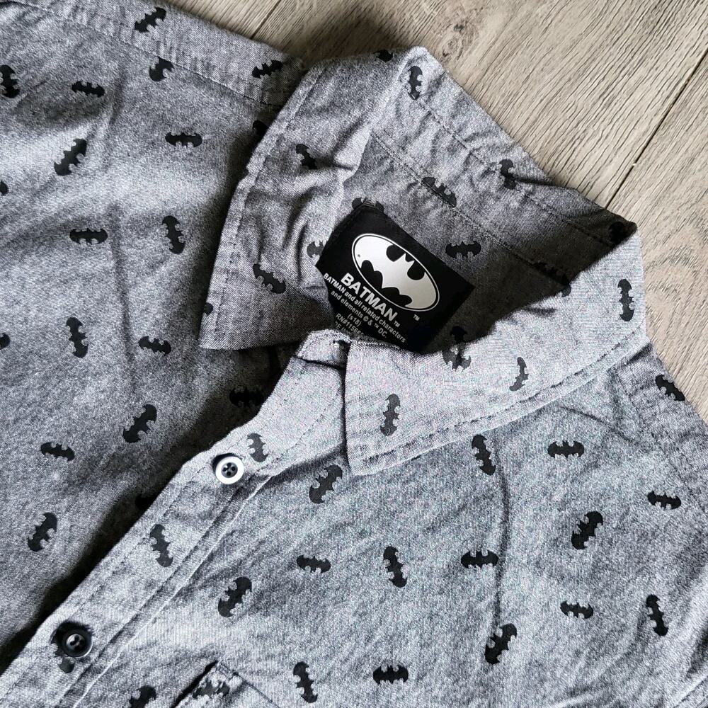 Batman Men's Large Short Sleeve Button-up Shirt Logo Grey & Black AOP